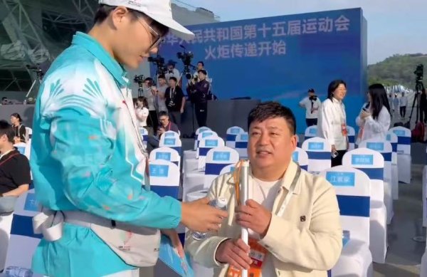 金港赢配资 向光前行：他用音符点亮心中的火炬